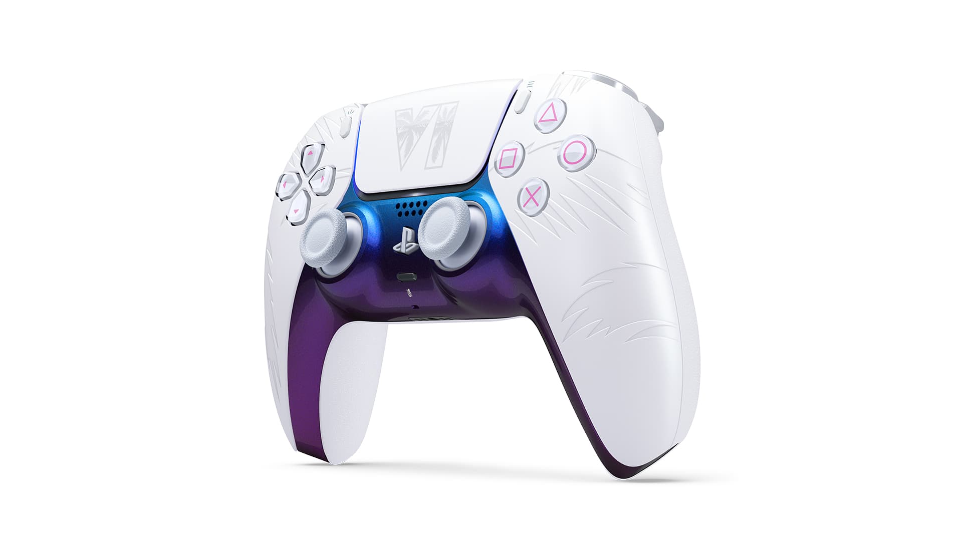 La manette blanche GTA VI vue de trois quarts, avec les poignées violettes