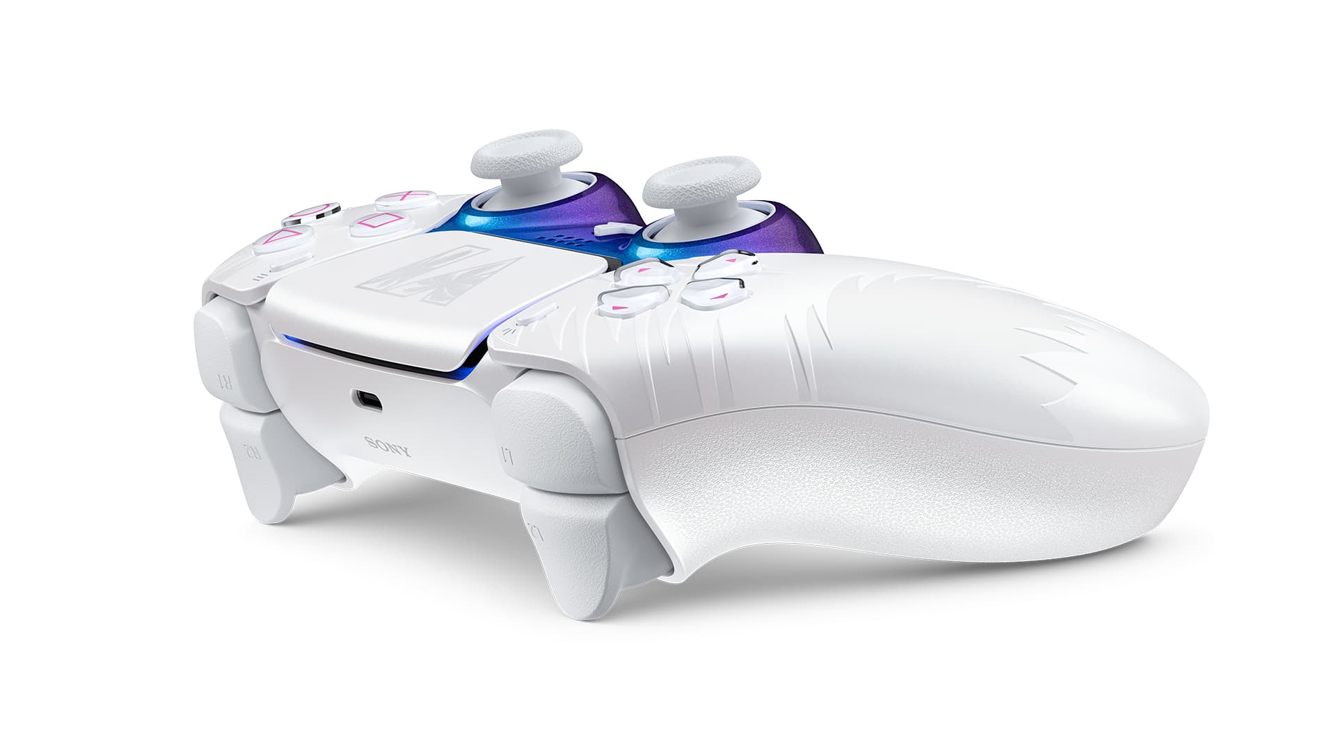 La manette blanche GTA VI vue de profil, palmiers gravés sur la poignée