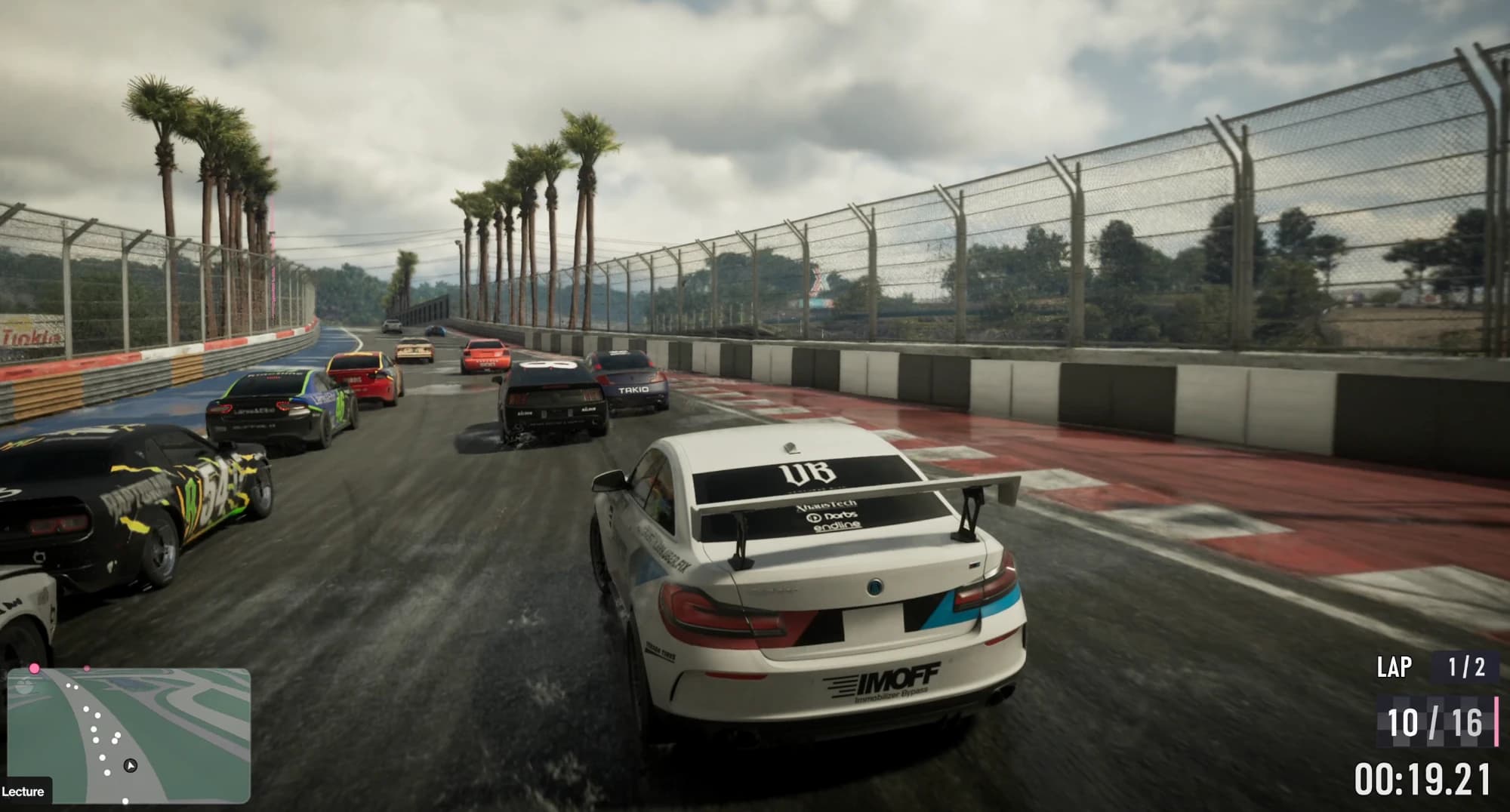 Une course sur circuit, 2 tours, position 10 sur 16 et chrono à l’écran