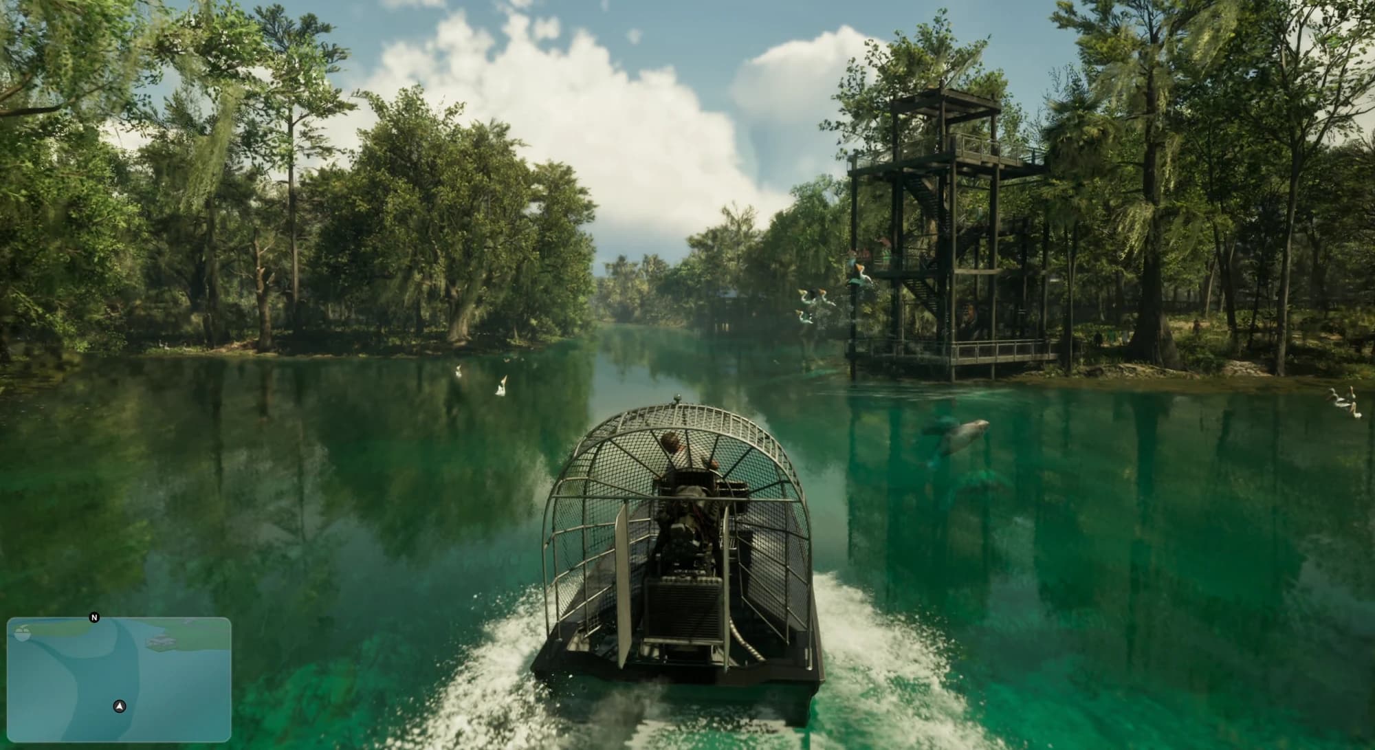 Un hydroglisseur fonce sur l’eau verte des marais, entre les arbres, avec une tour d’observation et un lamantin dans l’eau