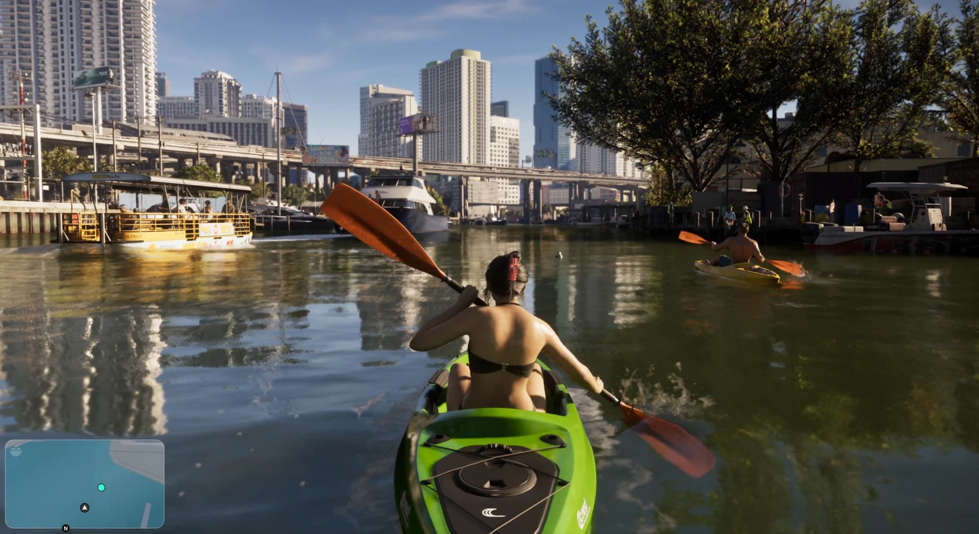 Lucia en kayak vert au pied des gratte-ciel de Vice City